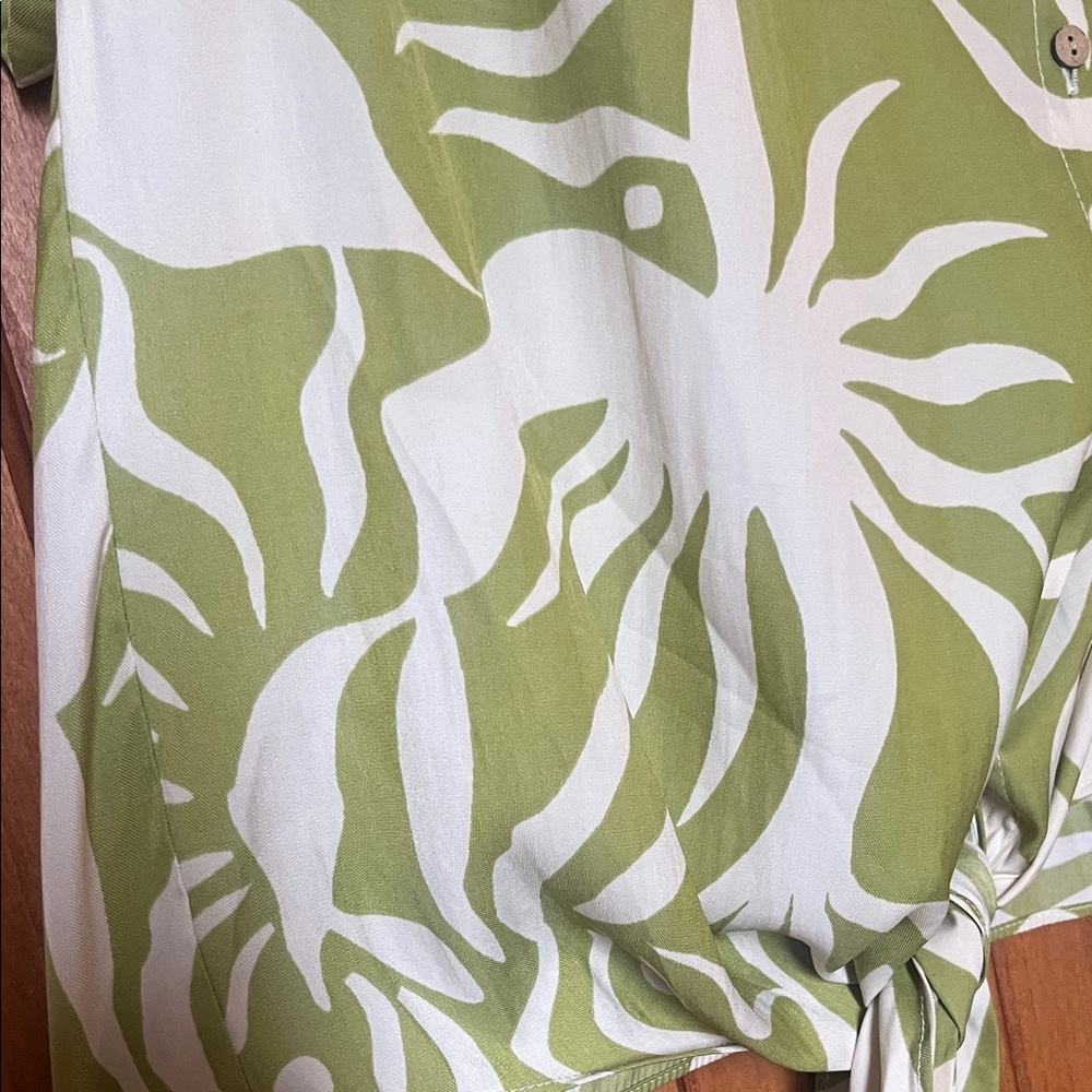 NWOT Rose & Olive Green Leaf Print Button Down Shirt - Picture 3 of 4